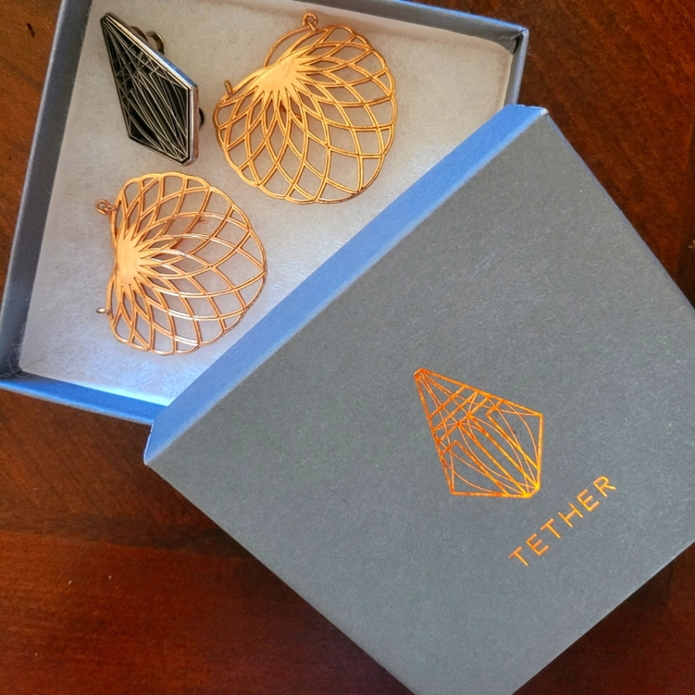Tether gold earrings